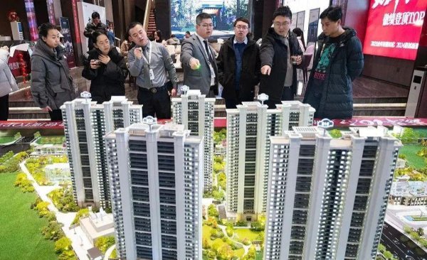 鸿岳资本 新一波救市大招来了,中央定调：2025年楼市大反攻已开启!